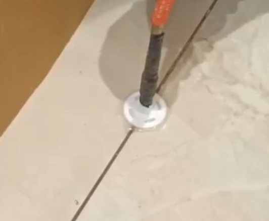 道外瓷砖空鼓维修公司专业解答瓷砖在铺贴过程中，如果没有涂抹均匀到位的粘结材料（如水泥砂浆或瓷砖胶），可能会导致以下问题