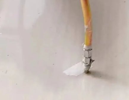 道外瓷砖空鼓维修公司专业解答在瓷砖铺贴过程中，如果使用的砂料过粗（如全部使用了粗砂），可能会导致以下问题
